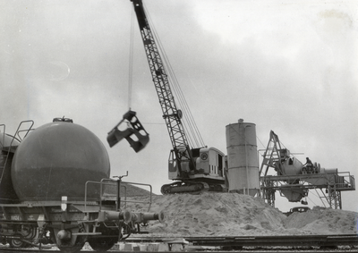 169558 Afbeelding van de aanvoer van cement per silowagens van de N.S. bij een betonmolen langs de spoorlijn te Gieten.